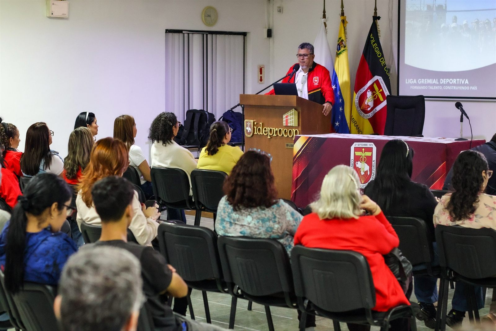 Representantes del Colegio de Contadores Públicos del Estado Miranda junto a la comunidad deportiva