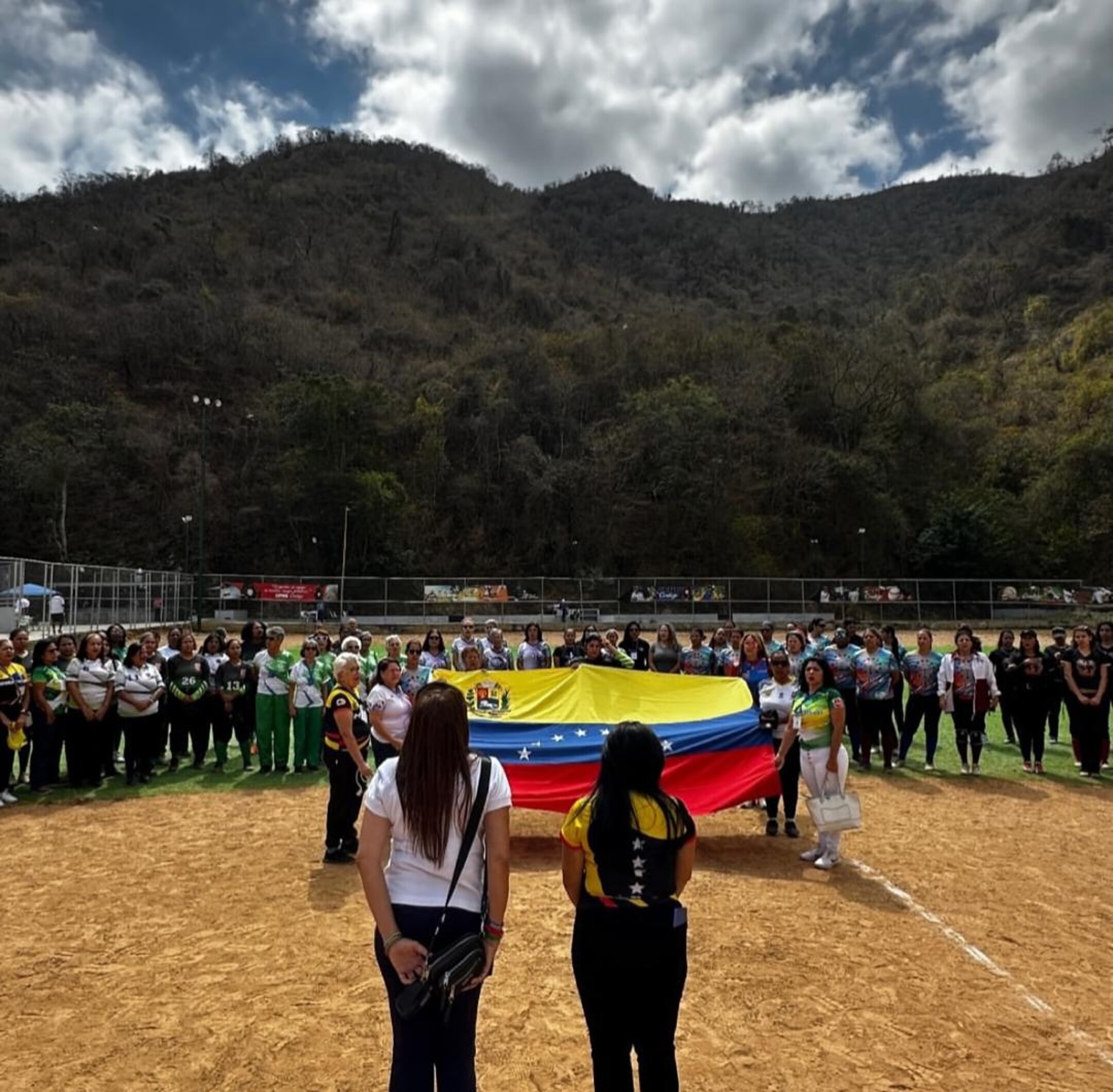 Comunidad deportiva de la Liga Gremial Deportiva con bandera de Venezuela